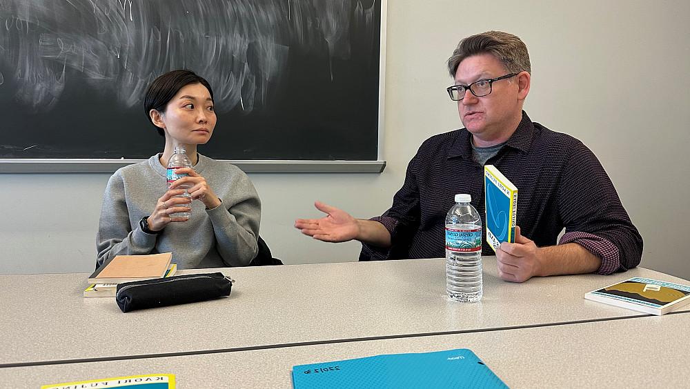 Kendall Heitzman和Kaori Fujino在当代日本文学课程上与学生交谈.
