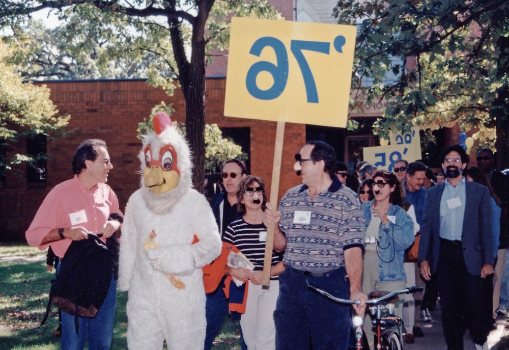 2001年9月，十大菠菜台子，Basic Elmos和其他校友在返校/同学会游行.