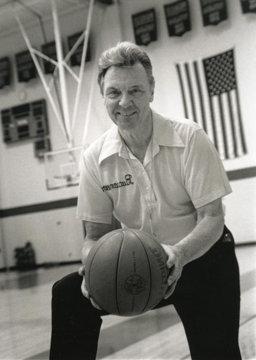 前篮球总教练和体育主管比尔·纳普顿